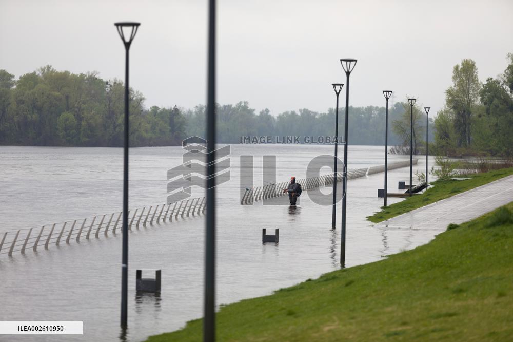 Left bank of Dnipro river flooded due to rising water level in Kyiv