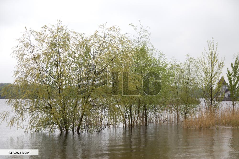 Left bank of Dnipro river flooded due to rising water level in Kyiv