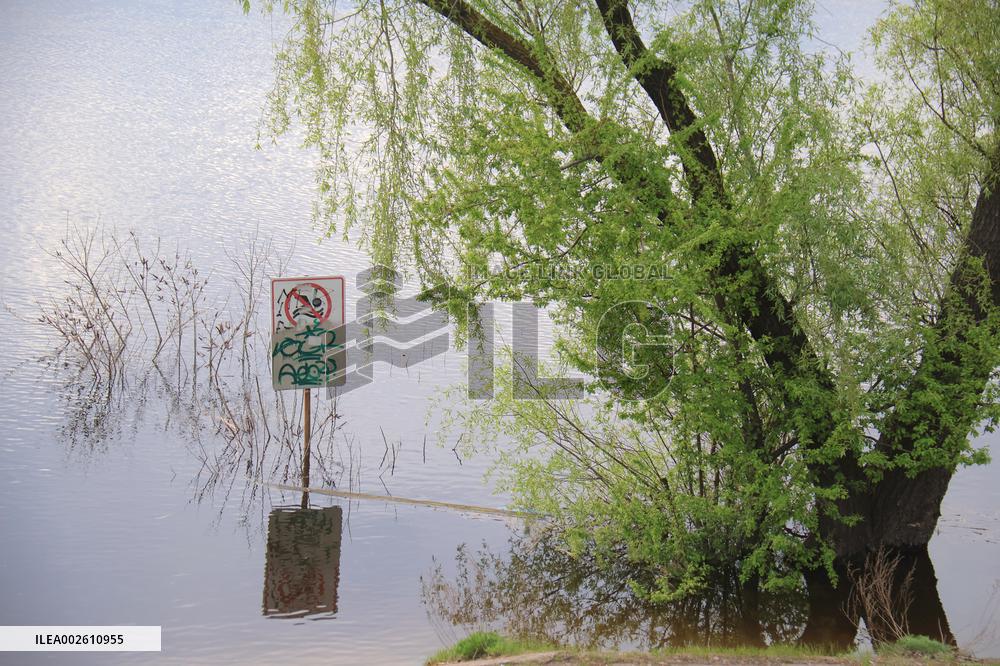 Left bank of Dnipro river flooded due to rising water level in Kyiv