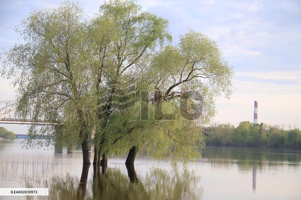 Left bank of Dnipro river flooded due to rising water level in Kyiv