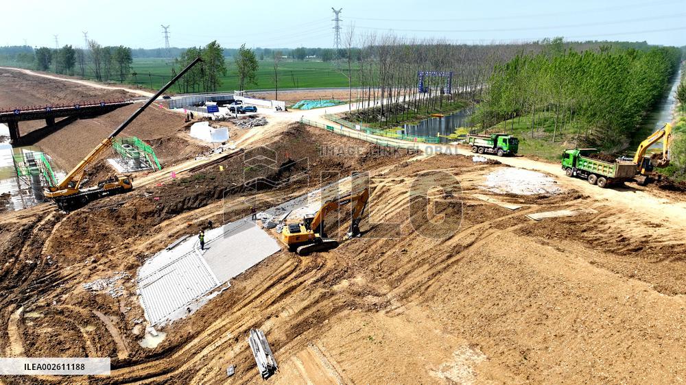 Workers Reinforce Embankments in Suqian