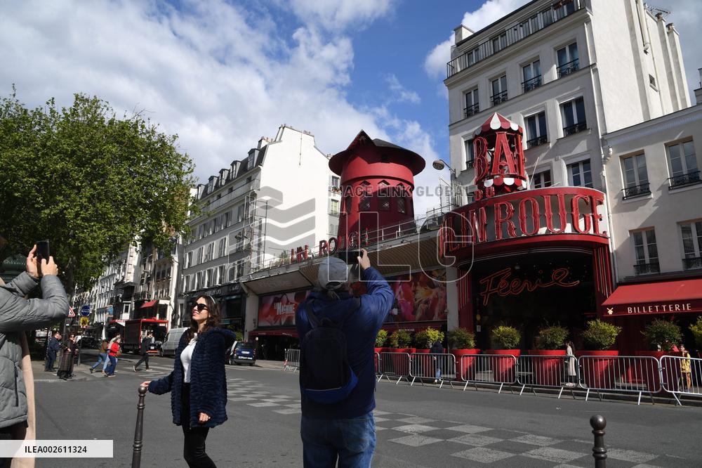 Moulin Rouge Windmill Wings Collapse Overnight - Paris