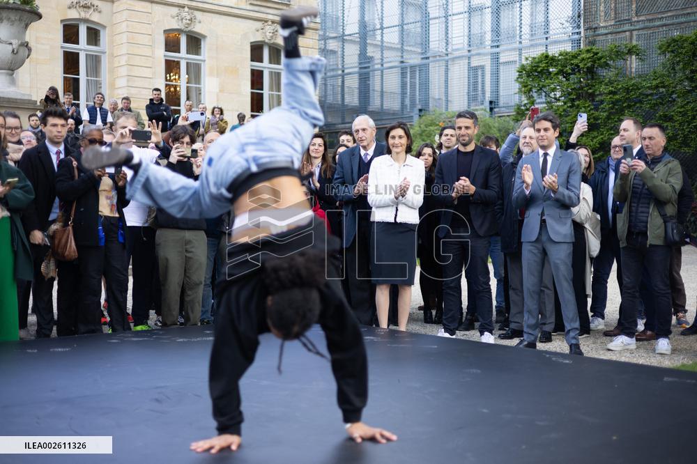 Olympics Flag Tour At The Hotel De Matignon - Paris