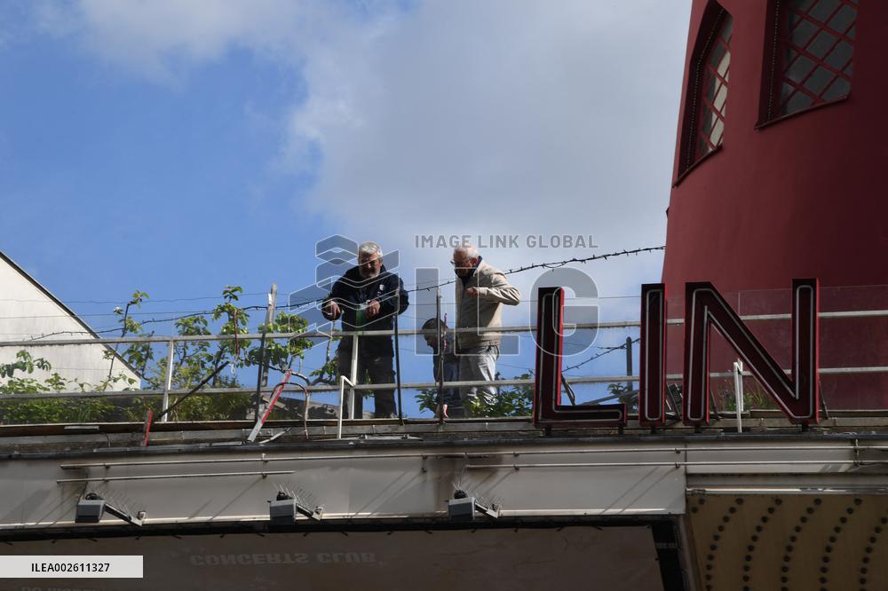 Moulin Rouge Windmill Wings Collapse Overnight - Paris