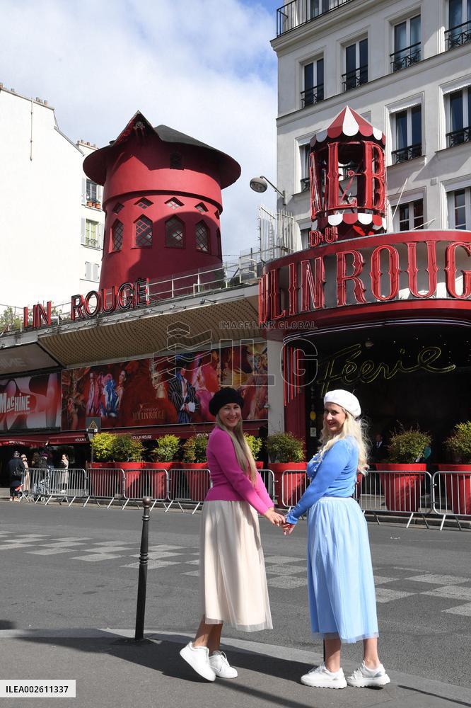 Moulin Rouge Windmill Wings Collapse Overnight - Paris