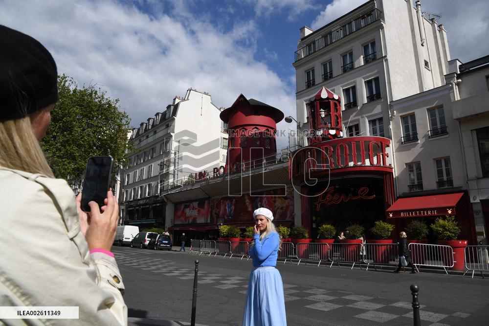 Moulin Rouge Windmill Wings Collapse Overnight - Paris