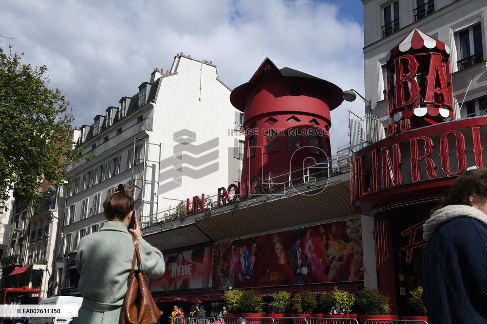 Moulin Rouge Windmill Wings Collapse Overnight - Paris