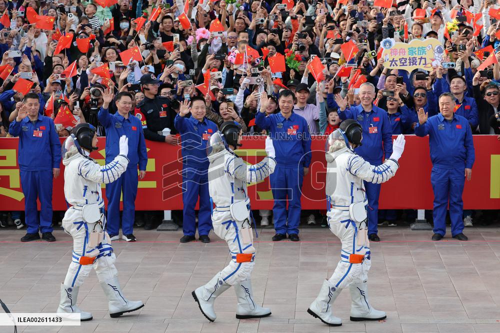 (EyesOnSci) CHINA-SHENZHOU-18-TAIKONAUTS-SEE-OFF CEREMONY (CN)