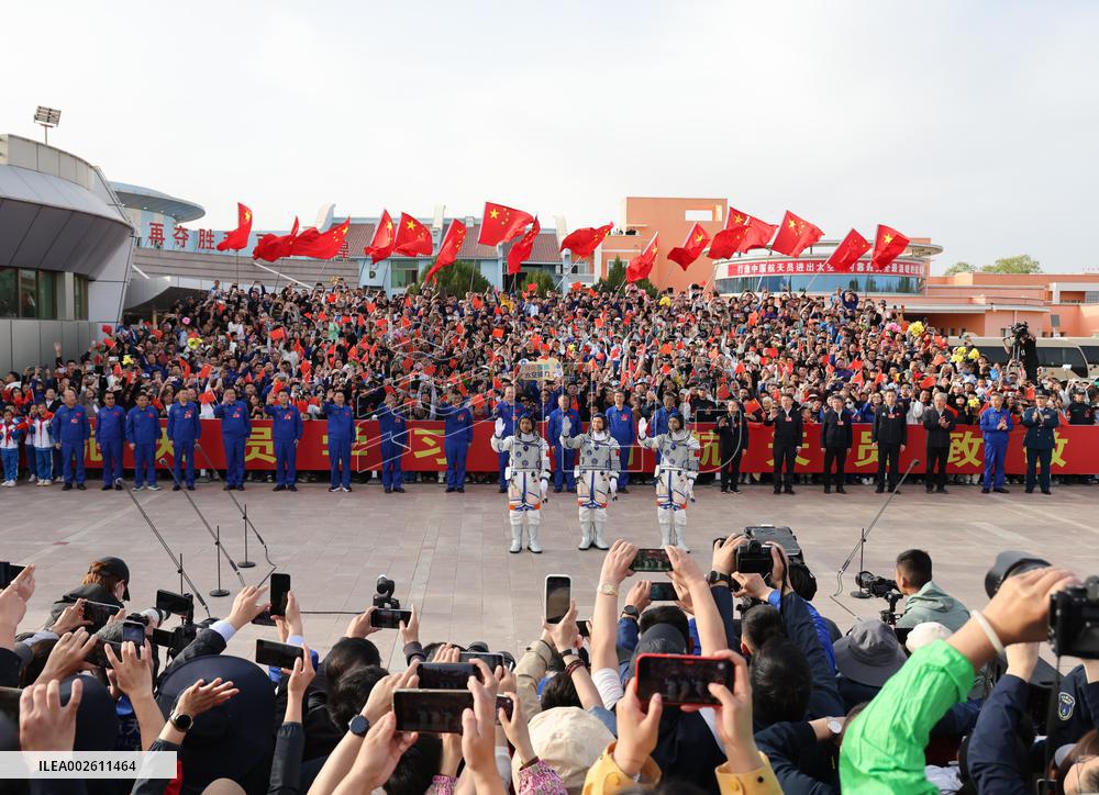 (EyesOnSci) CHINA-SHENZHOU-18-TAIKONAUTS-SEE-OFF CEREMONY (CN)