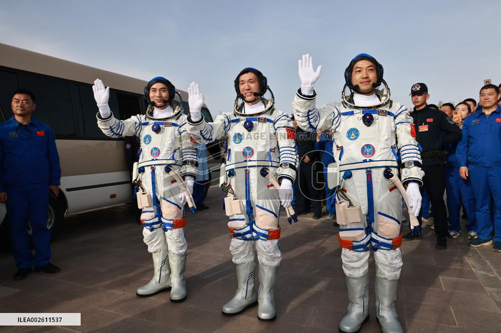 (EyesOnSci) CHINA-SHENZHOU-18-TAIKONAUTS-SEE-OFF CEREMONY (CN)
