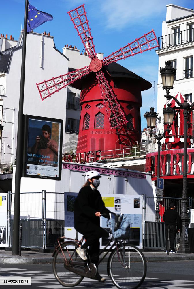 FRANCE-PARIS-MOULIN ROUGE WINDMILL-BLADES-COLLAPSE (CN)