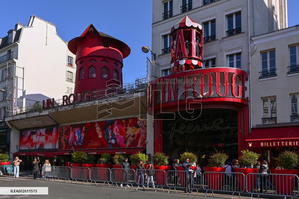 FRANCE-PARIS-MOULIN ROUGE WINDMILL-BLADES-COLLAPSE (CN)