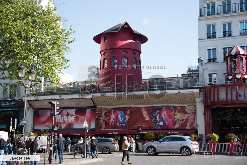 Moulin Rouge Windmill Wings Collapse Overnight - Paris