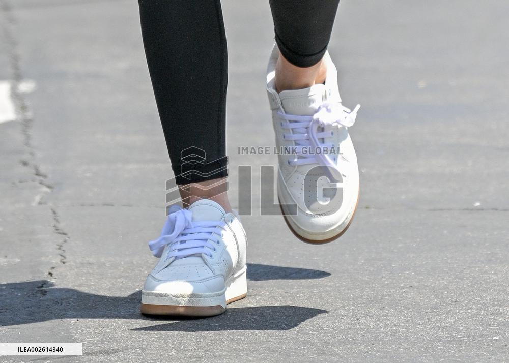 Sarah Hyland Goes Grocery Shopping - LA