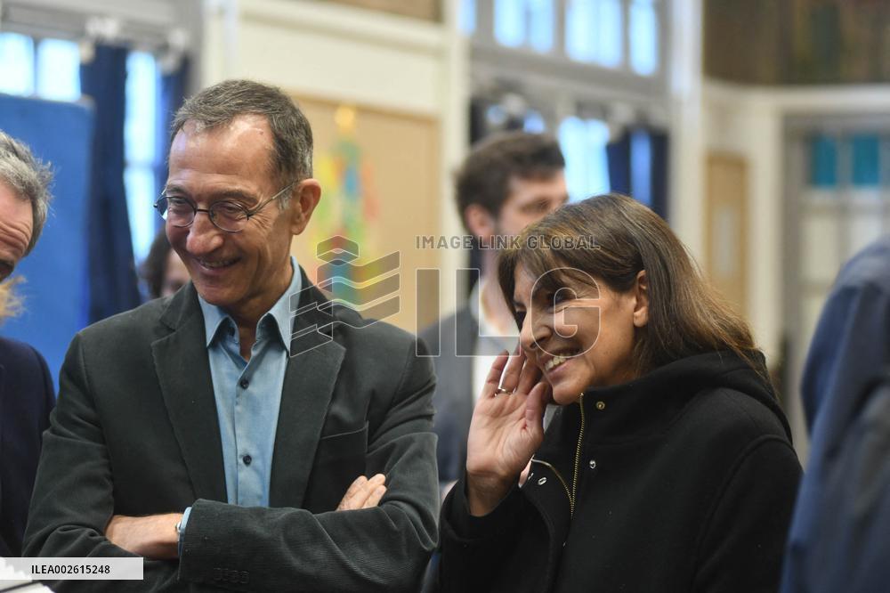 Mayor Of Paris Anne Hidalgo Visits Romainville School - Paris