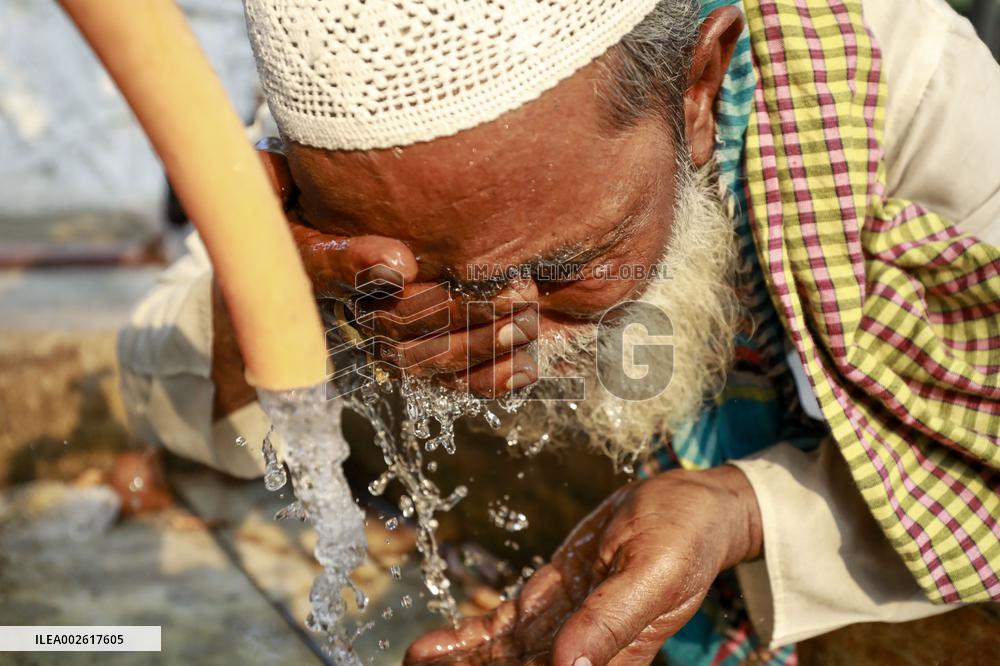 Bangladesh Swelters In Scorching Heat - Dhaka