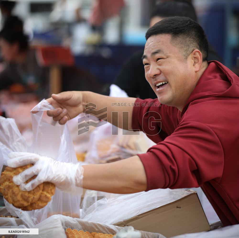 CHINA-LIAONING-YINGKOU-BISCUIT VENDOR-DAILY LIFE (CN)