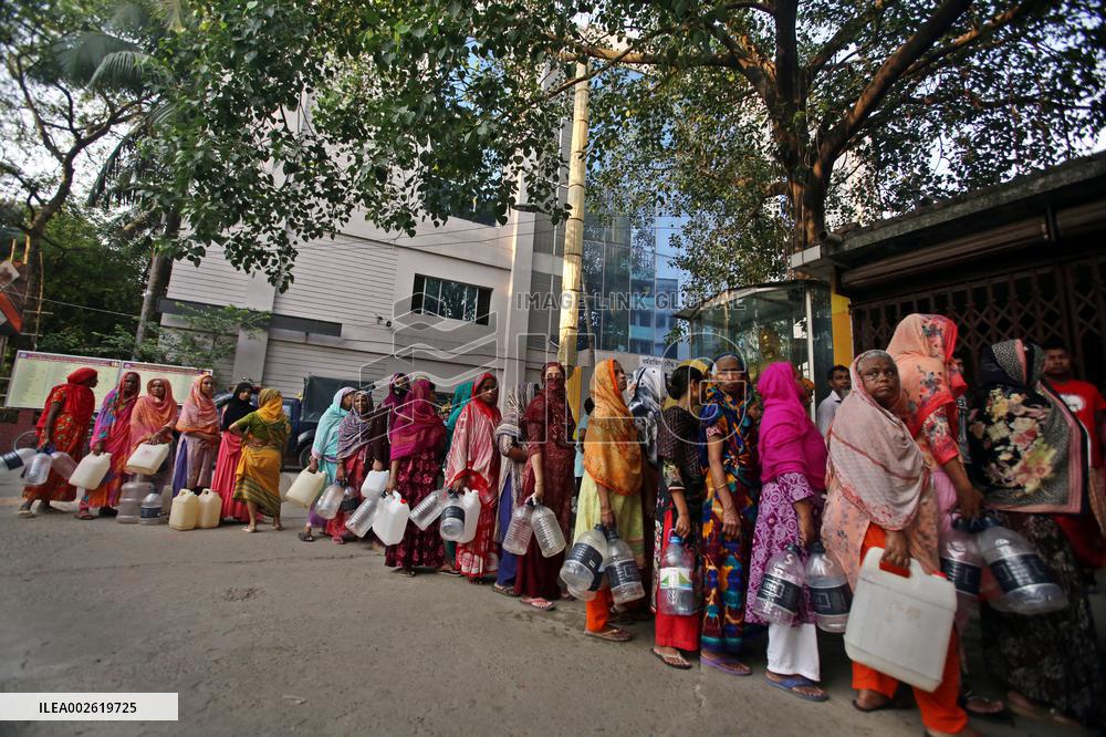 Water Crisis In The Hot Summer Day In Dhaka - Bangladesh