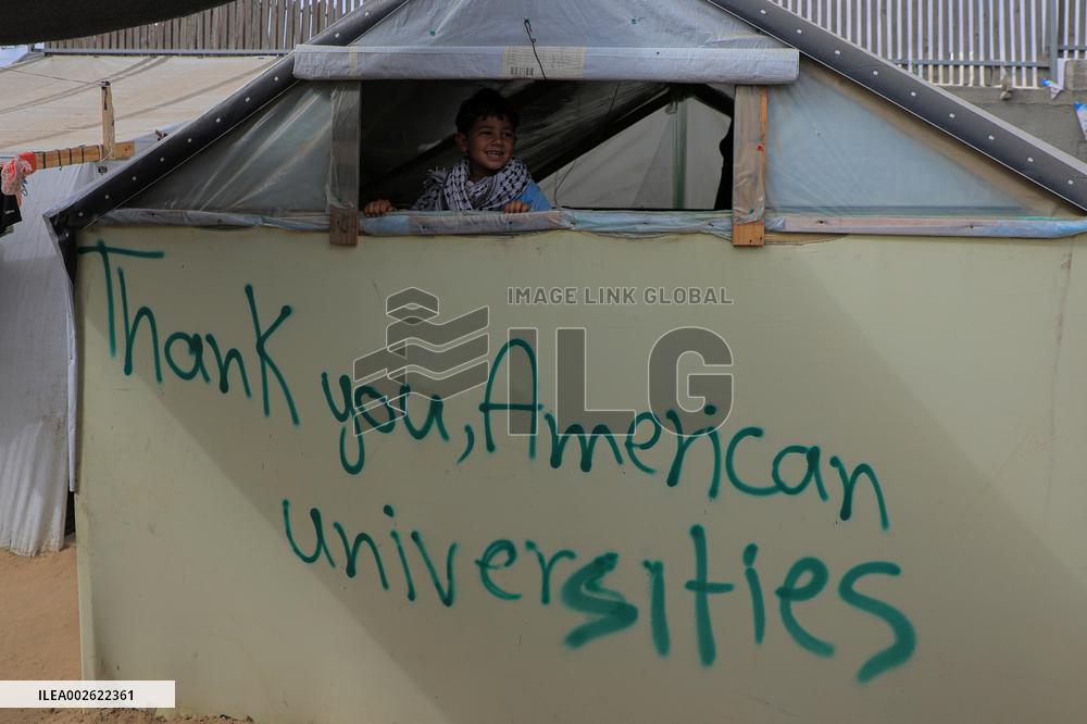 MIDEAST-GAZA-RAFAH-SIGNS WITH GRATITUDE