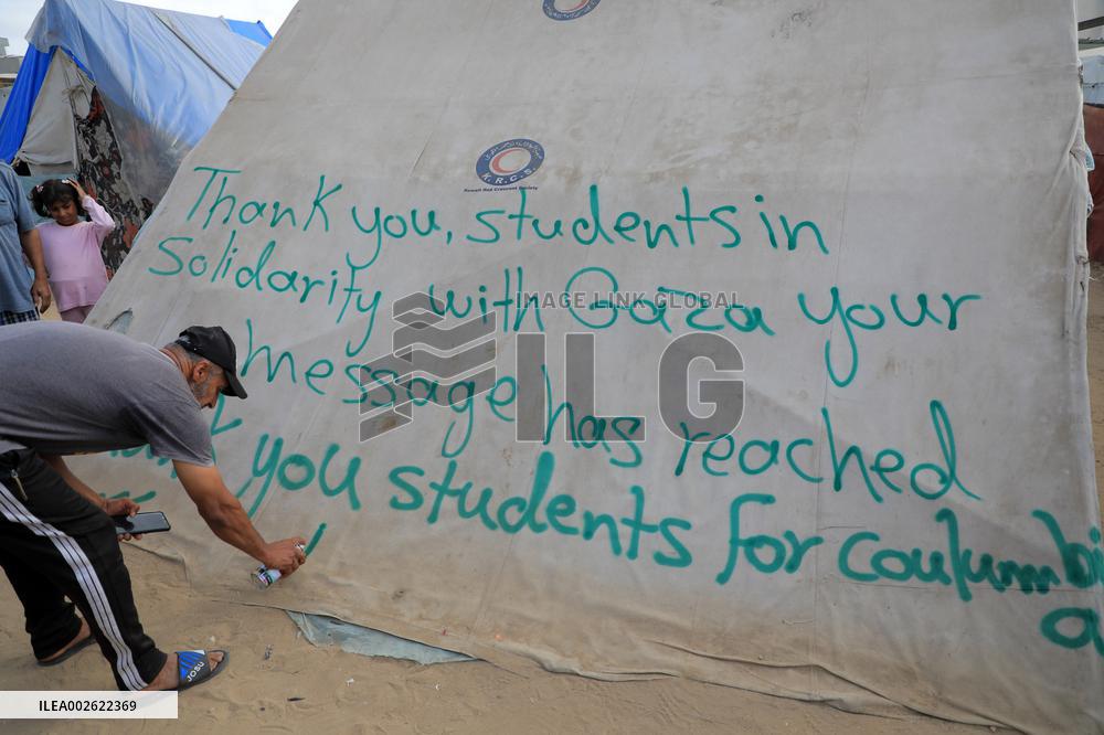 MIDEAST-GAZA-RAFAH-SIGNS WITH GRATITUDE