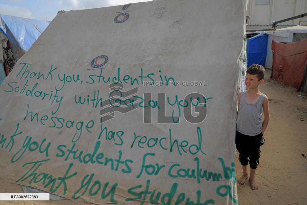 MIDEAST-GAZA-RAFAH-SIGNS WITH GRATITUDE