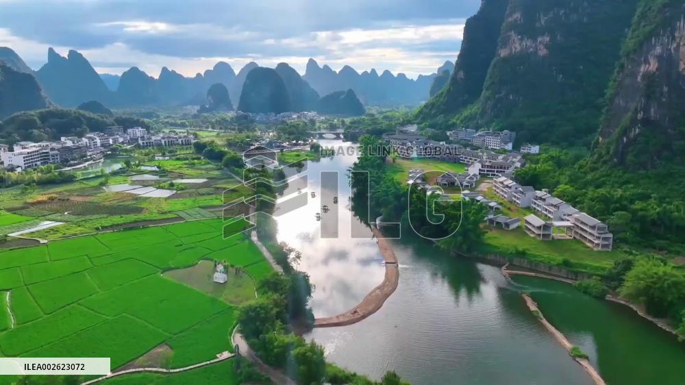 Dutch tourist learns Tai Chi in S China's tourist county