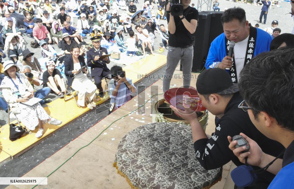 Sake drinking contest in Kochi Pref.