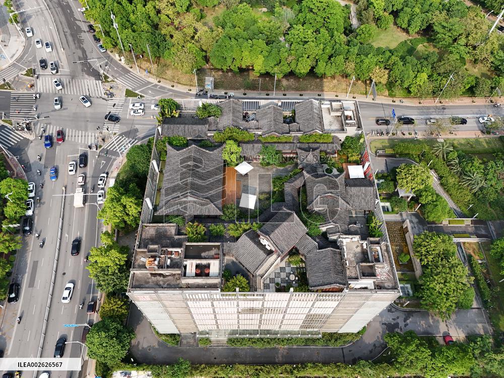 A Courtyard House Complex on the Top of a Seven-story Building in Nanning