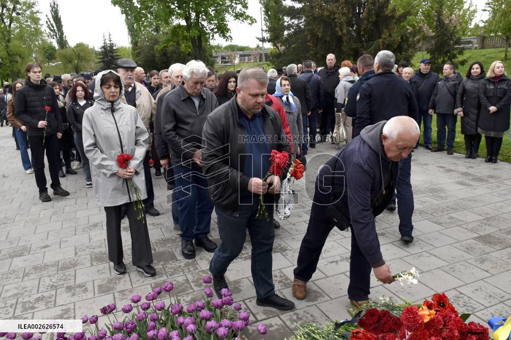 Flower laying ceremony at monument to victims of Chornobyl tragedy in Vinnytsia