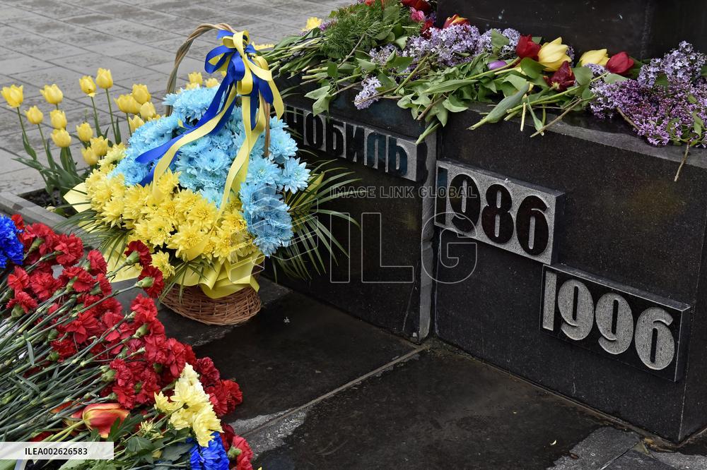 Flower laying ceremony at monument to victims of Chornobyl tragedy in Vinnytsia