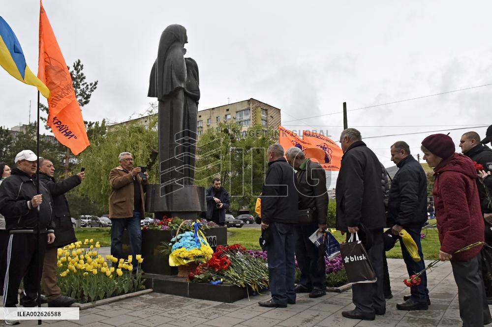 Flower laying ceremony at monument to victims of Chornobyl tragedy in Vinnytsia