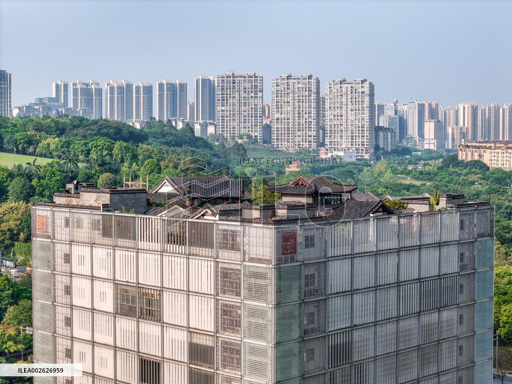 A Courtyard House Complex on the Top of a Seven-story Building in Nanning