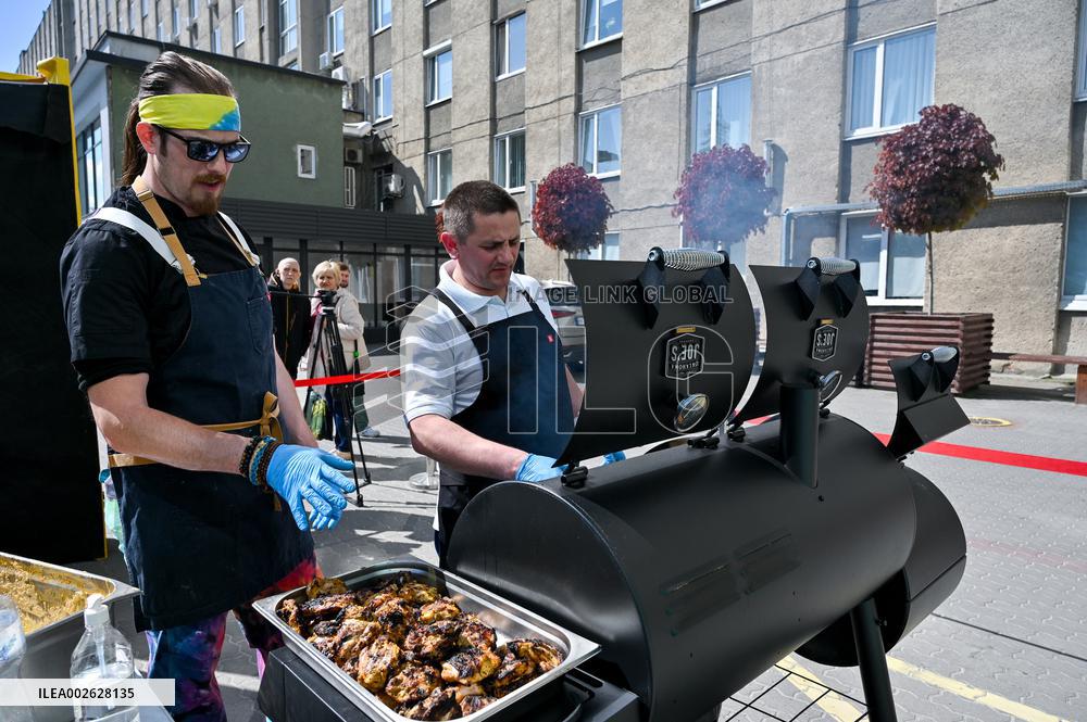 American chef Noah Sims cooks for Lviv patients