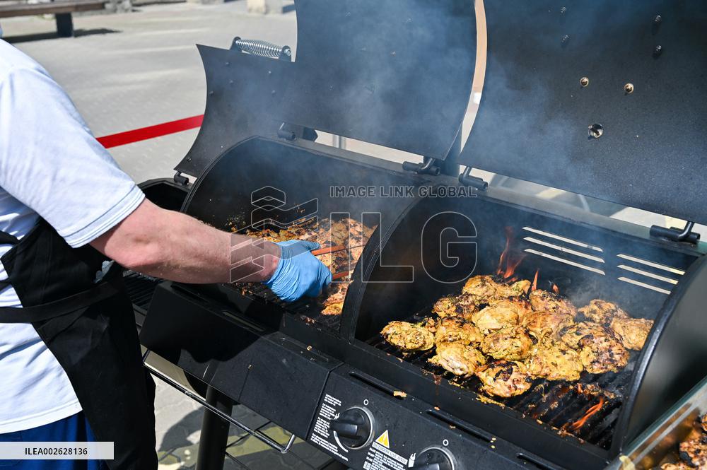 American chef Noah Sims cooks for Lviv patients