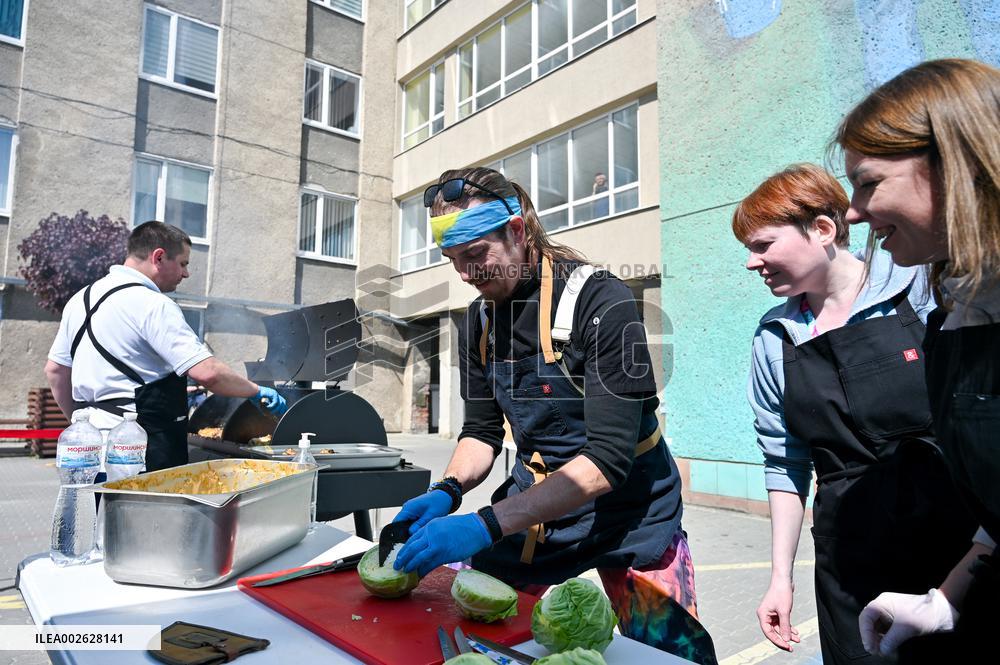 American chef Noah Sims cooks for Lviv patients