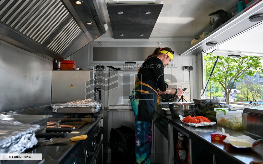 American chef Noah Sims cooks for Lviv patients