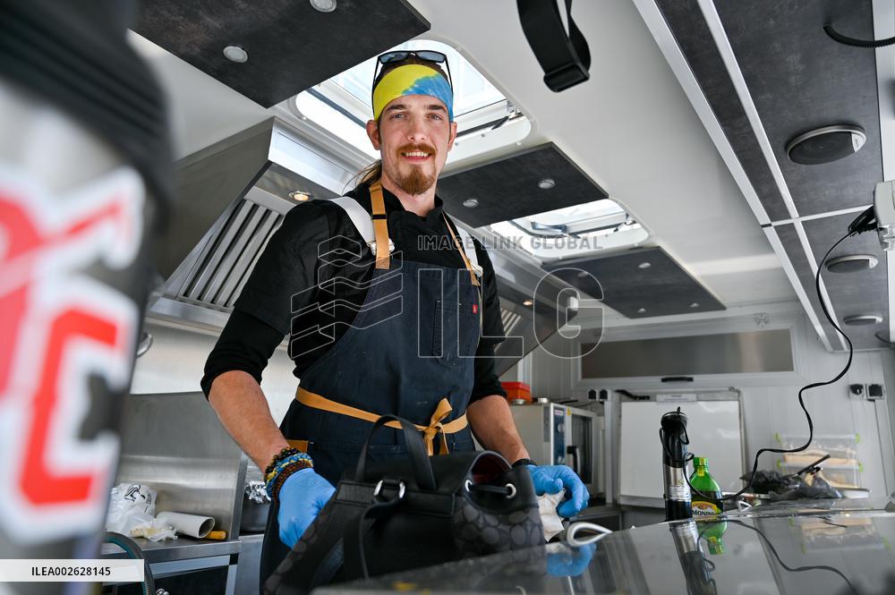 American chef Noah Sims cooks for Lviv patients