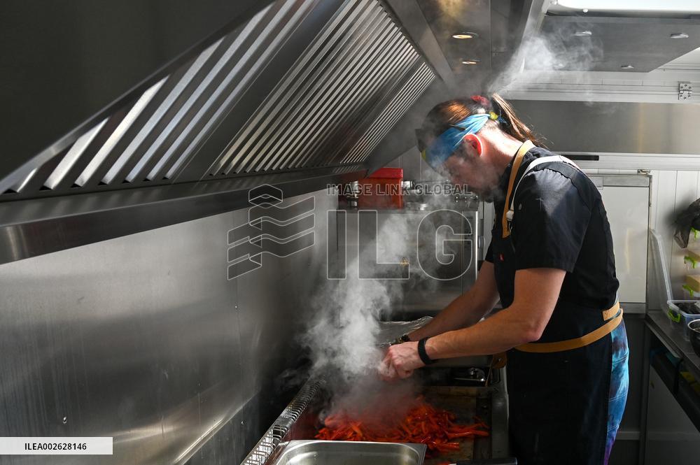 American chef Noah Sims cooks for Lviv patients