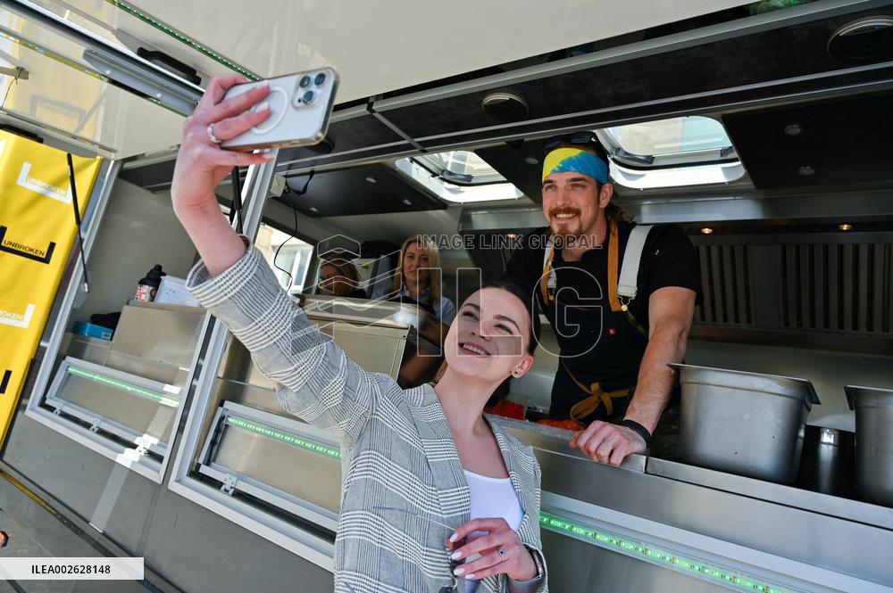 American chef Noah Sims cooks for Lviv patients