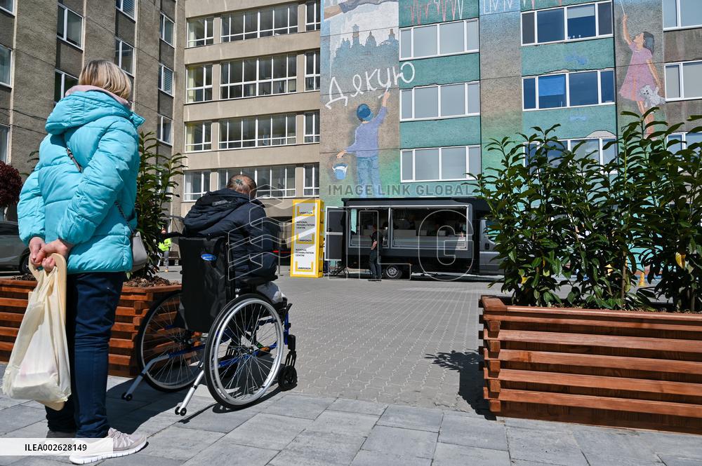 American chef Noah Sims cooks for Lviv patients