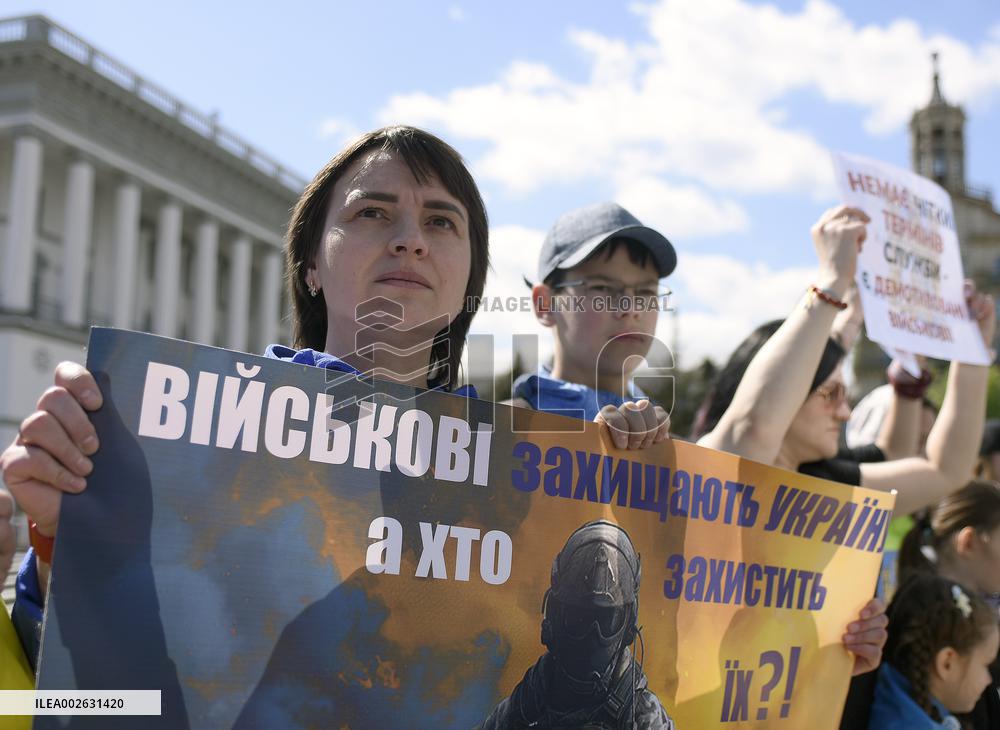 Families of Ukrainian military hold picket in support of discharge in Kyiv