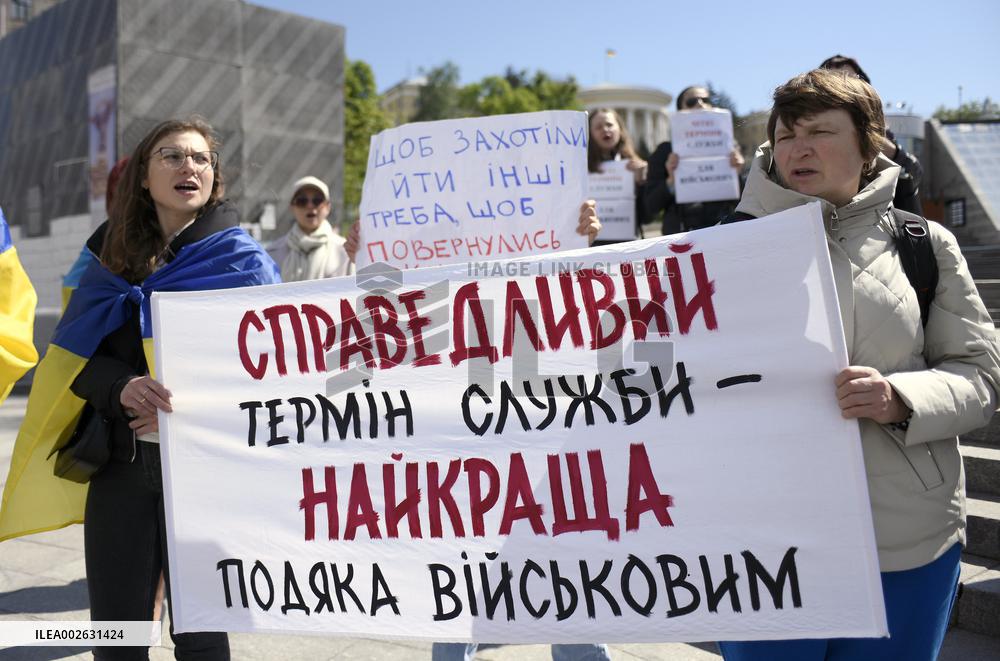 Families of Ukrainian military hold picket in support of discharge in Kyiv