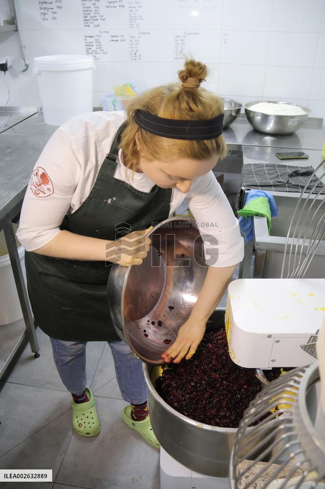 Baking Easter paskas in Kyiv