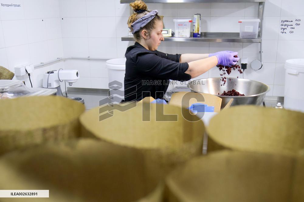 Baking Easter paskas in Kyiv