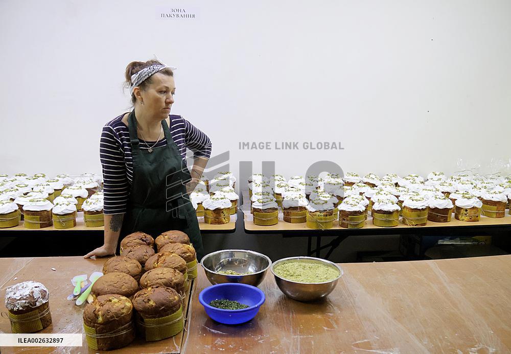 Baking Easter paskas in Kyiv