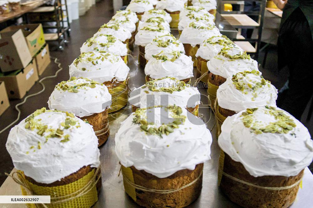 Baking Easter paskas in Kyiv