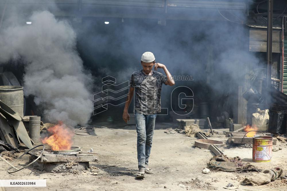 Daily Life Of Bangladeshi Dockyard Workers - Dhaka
