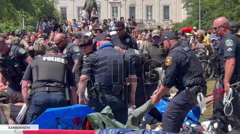 US: Police Arrest Pro-Palestine Protesters At UT Austin That Defied Dispersal Order 2