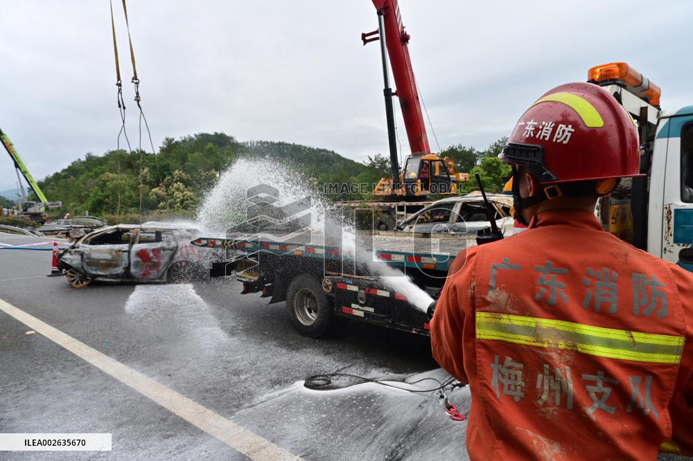 CHINA-GUANGDONG-ROAD CAVE-IN-ACCIDENT-RESCUE (CN)