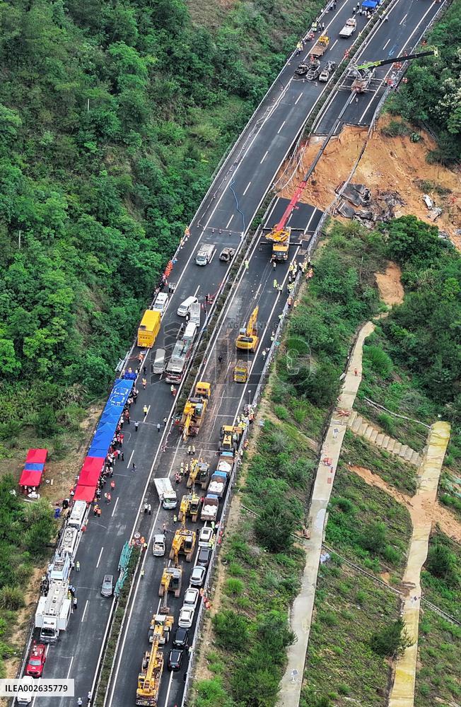 CHINA-GUANGDONG-ROAD CAVE-IN-ACCIDENT-RESCUE (CN)
